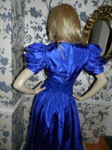  prom dress in a beautiful Royal blue. Fitted bodice with a deep 