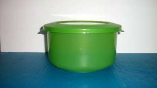 Green SuperSeal 72 Oz Round Food Storage Container  