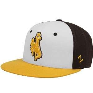 com Zephyr Wyoming Cowboys Brown Wyoming Prairie Gold 32/5 Fitted Hat 