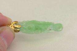 VINTAGE CHINESE CARVED APPLE JADE LUCKY FISH PENDANT 14K GOLD  