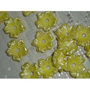   Lemon Chiffon Violets Lucite Flower Beads Arts, Crafts & Sewing